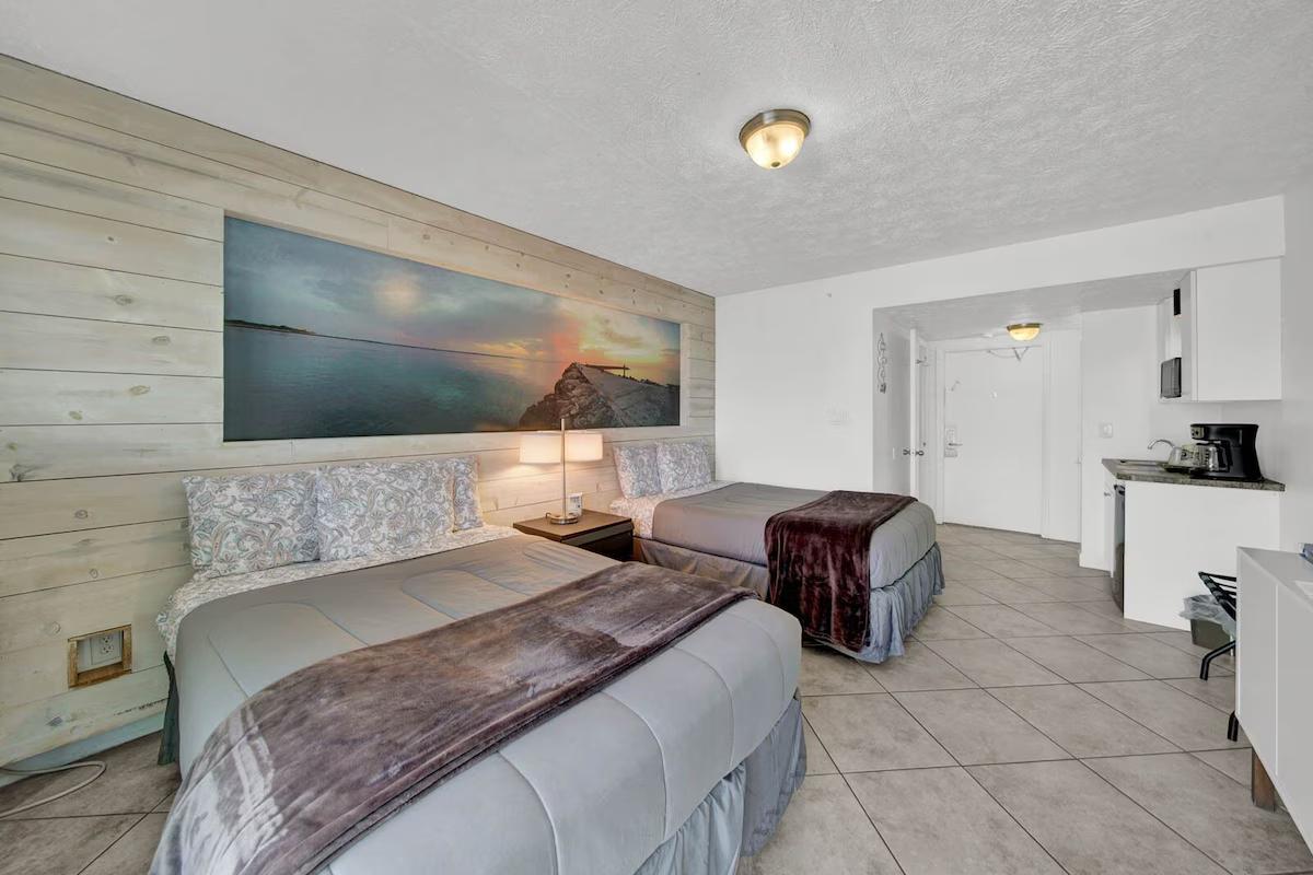 Sunrise Sands Resort guestroom photo 3